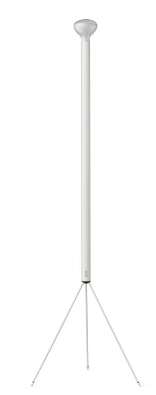 Weisse Flos Stehleuchte Luminator mit schlankem Design und dreibeinigem Fuss für moderne Beleuchtung.